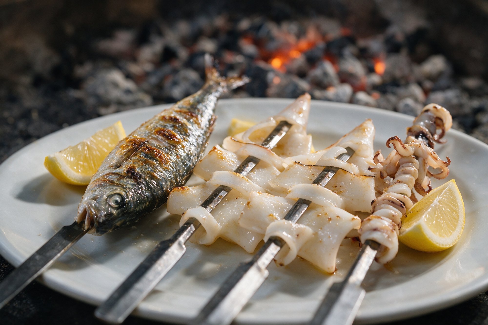 Espetos de pescado y calamares a la brasa de Kiosco Lagos